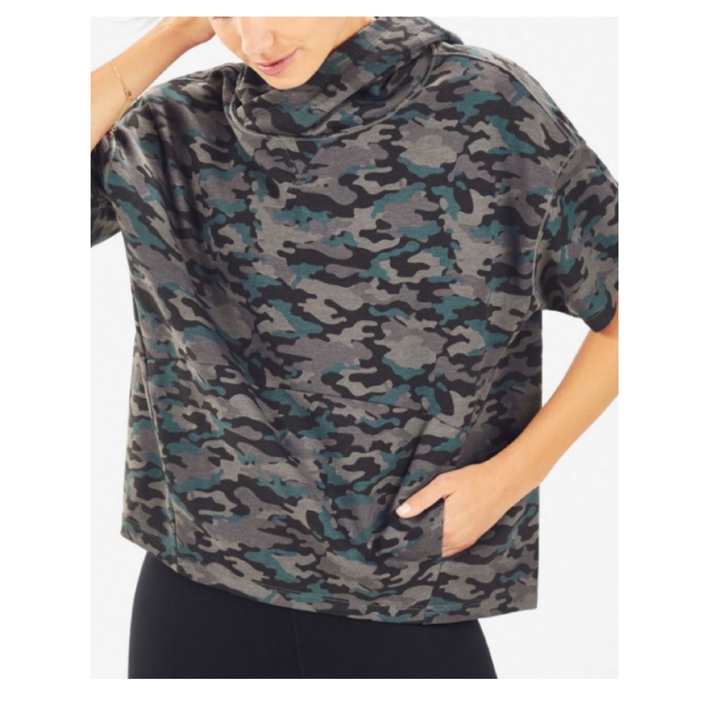 Fabletics Camo Hadley Hi-Low Shortsleeved Tee w/ Hoodie
